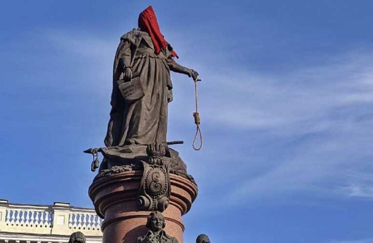Megrongálták az ukránok Odessza alapítójának, Nagy Katalin cárnőnek a szobrát is