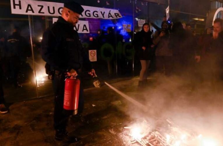 A Hadházy szervezte megmozduláson gyújtogatni próbáltak a tüntetők a köztévénél