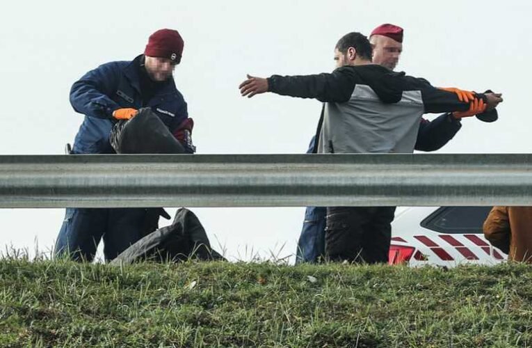 Letartóztatták a rendőrökre lövöldöző embercsempészeket