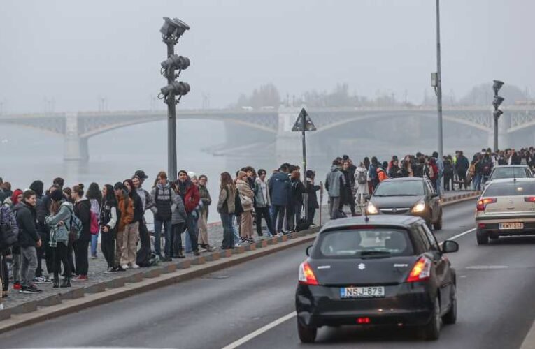 Nyolc tanárt kirúgtak a jogellenes „tüntikék” miatt, további 24-et ma még „eligazítanak”