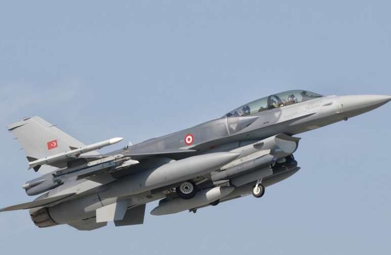 Szíriai és iraki kurd hadállásokat bombázott a török légierő