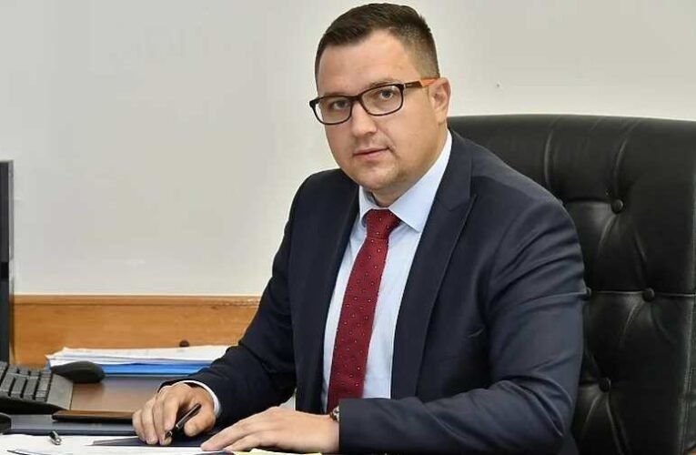 Hivatali visszaélés miatt őrizetbe vettek egy boszniai minisztert