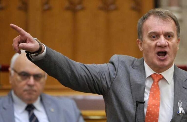 Bűnösnek mondta ki a bíróság a DK-s Varju Lászlót garázdaságban és a választás rendje elleni bűntettben