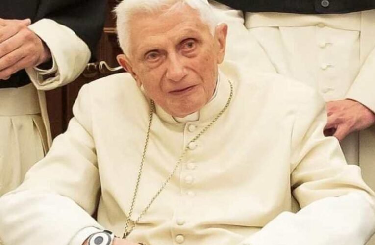 Vatikáni szóvivő: súlyos, de stabil XVI. Benedek állapota