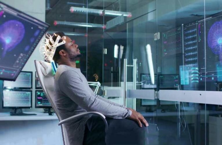 Újabb „konteó”bizonyult valóságnak: Elon Musk, Bill Gates és Jeff Bezos hatalmas összegeket fektetett be az embereket ellenőrizni és irányítani tudó agyi mikrocsipekbe