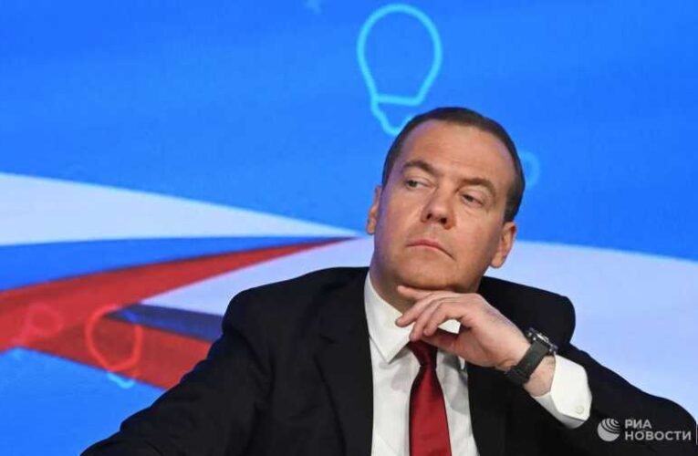 Medvegyev: Növeljük a fegyvergyártás ütemét