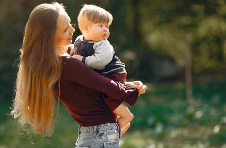 Új családtámogatást vezet be a kormány: szja-mentességet kapnak a 30 évesnél fiatalabb anyák (videó)