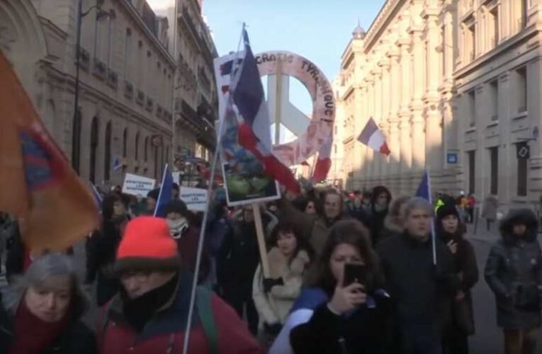 Ursula, fogd be! – kiabálták a NATO ellenes tüntetésen Párizsban (videó)