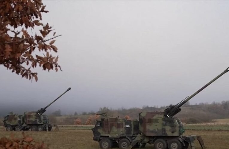 Orosz nyomást sejt a koszovói belügyminiszter a szerb harckészültség mögött