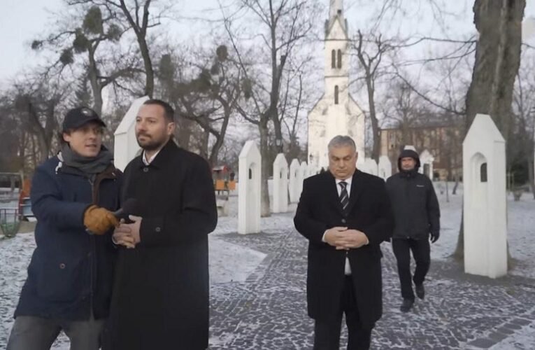 Lerohanta a templomból kijövet Orbán Viktort a Telex, a kormányfő szép adventet kívánt a lap munkatársainak