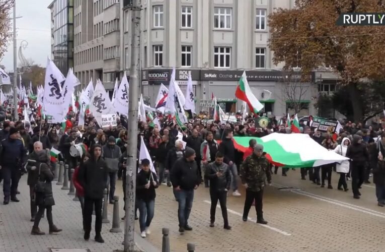 Videó: tüntetők tojással és WC-papírral dobálták meg az EU épületét Bulgáriában