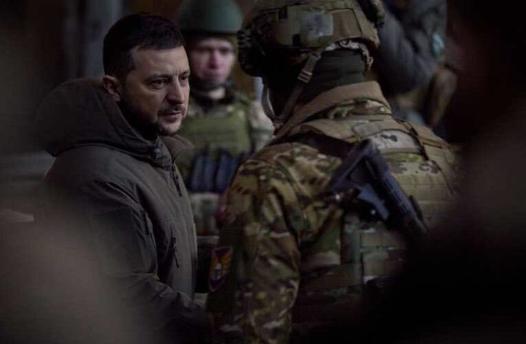 Zelenszkij egy sötét gyárépületben adott át kitüntetéseket Bahmutnál