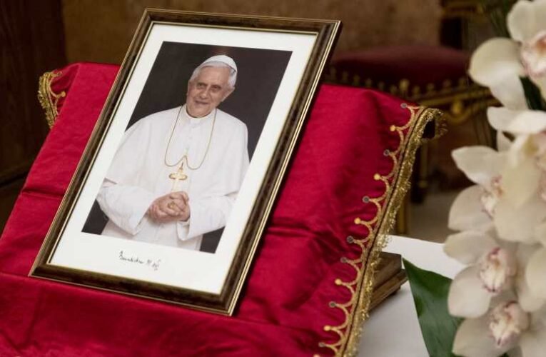 Ma helyezik végső nyugalomra XVI. Benedek pápát (élő közvetítés)