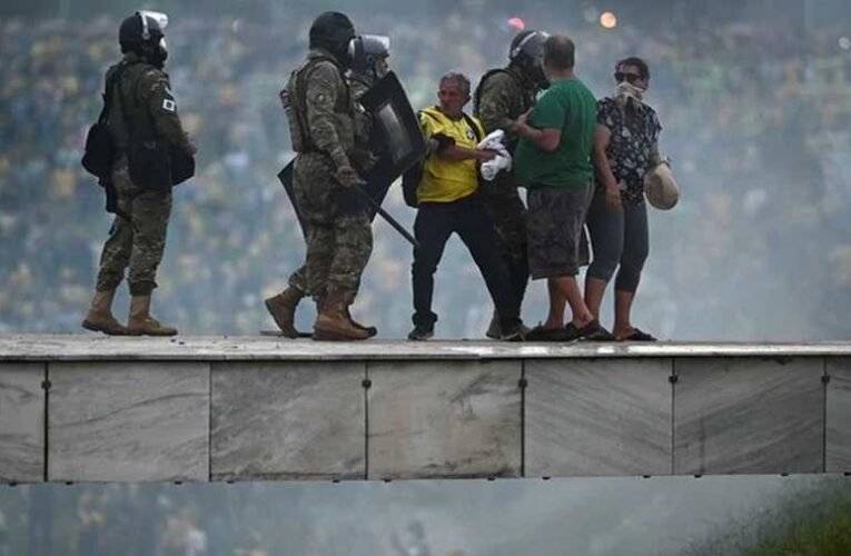 Evakuálták a brazil elnököt a fővárosból, a tüntetők elfoglalták a kongresszus épületét
