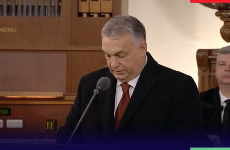 Orbán Viktor: A Himnuszt sohasem térdelve, mindig felemelt fejjel énekeljük