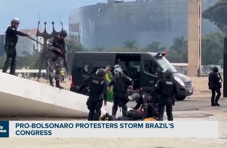 Rendkívüli állapotot hirdettek Brazíliavárosban Bolsonaro hívei miatt