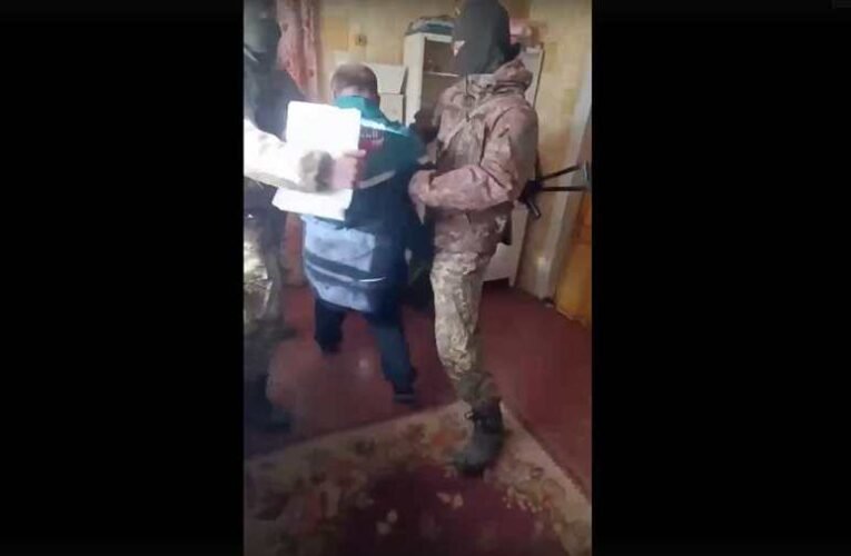Videó: Elrabolják az ukrán családapát a saját otthonából a frontra meghalni