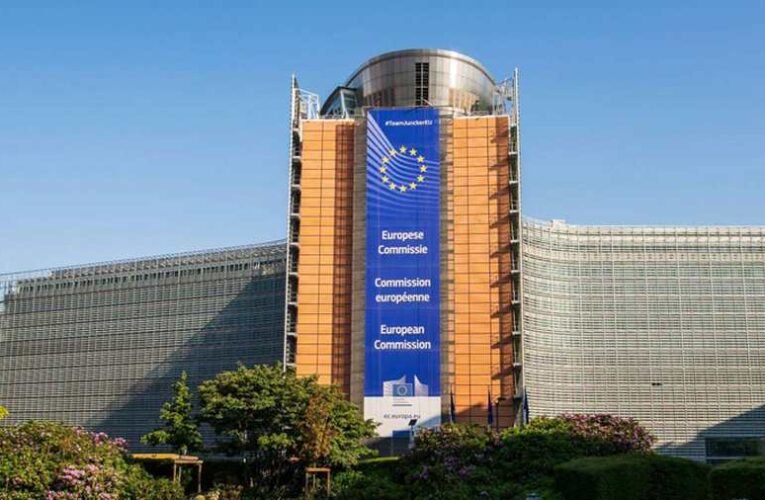 Brüsszel csepegtet, 780 millió eurót kegyeskedtek átutalni hazánknak