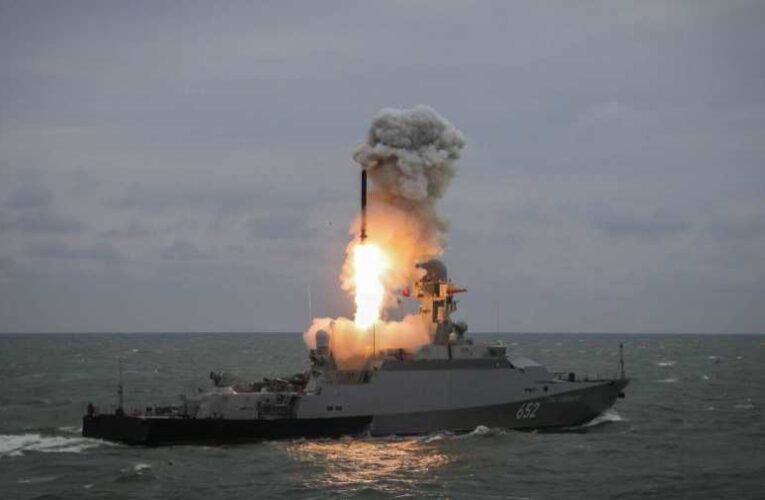 Két orosz Kalibr rakétákkal felszerelt hajó jelent meg a Fekete-tengeren