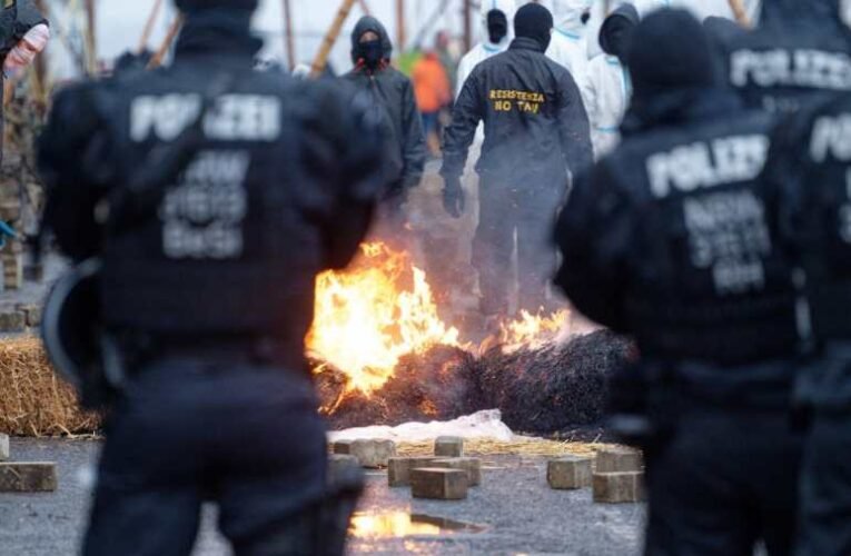 Tombol az erőszak Németországban: a migránsok után a szélsőbaloldal támadt a rendőrökre