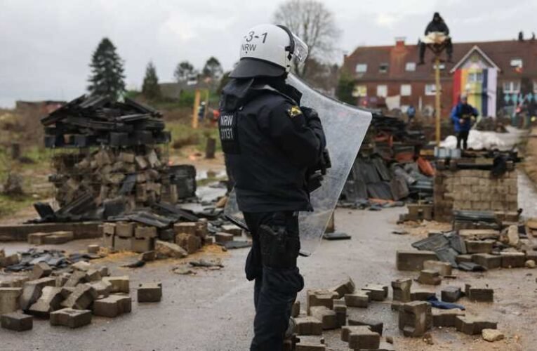 Rohamrendőrök ürítenek ki egy lebontásra ítélt falut Németországban