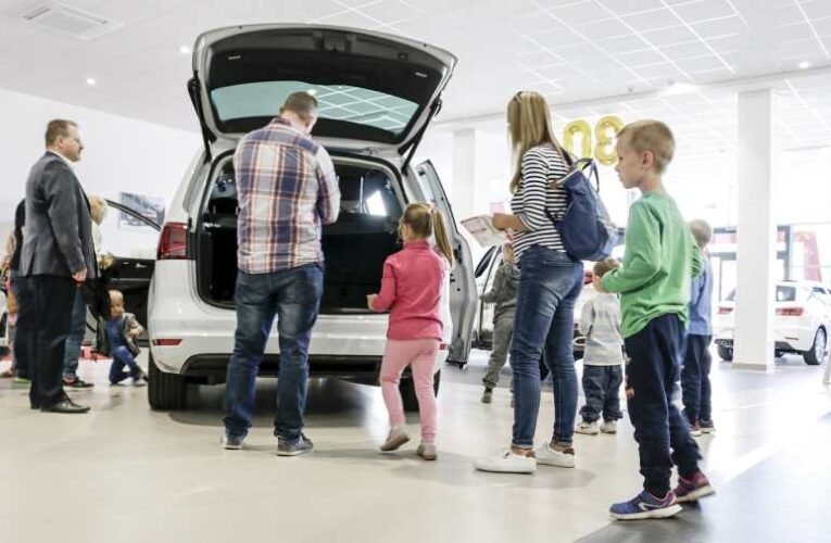 Megtévesztő hírek a nagycsaládosok autóvásárlási támogatásáról