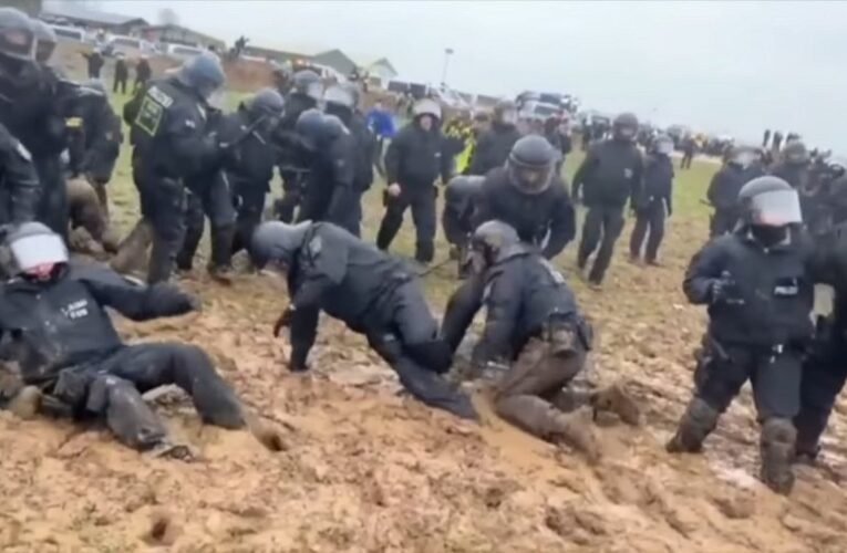 Jót akar kacagni? Akkor ezt nézze meg: inkább szánalmas, mint nevetséges – szénné égették magukat a német rendőrök (videó)