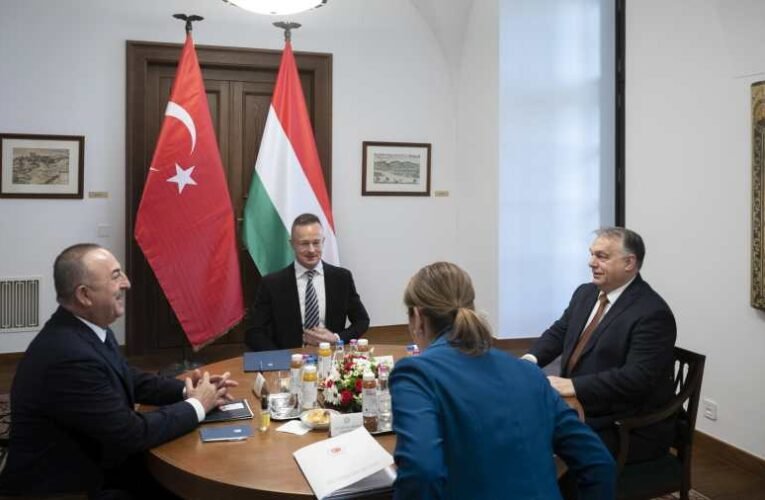 Orbán Viktor Törökország külügyminiszterével tárgyalt
