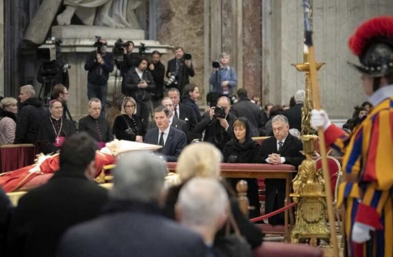 Orbán Viktor miniszterelnök lerótta kegyeletét XVI. Benedek pápa ravatalánál