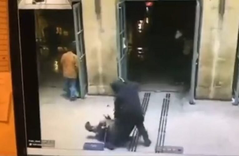 Párizsi késelés: Kegyetlen felvétel látott napvilágot (18+)