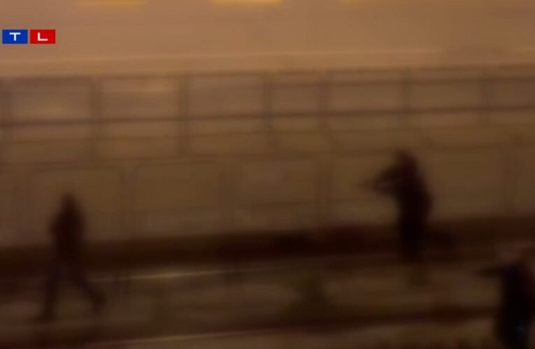 Így semlegesítették a késes rendőrgyilkost (videó, 18+)