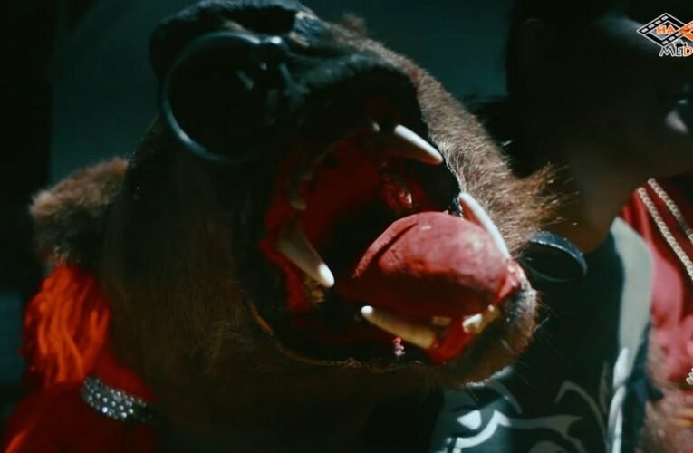 Egy romániai faluban orosz katonának öltözve tartottak felvonulást 