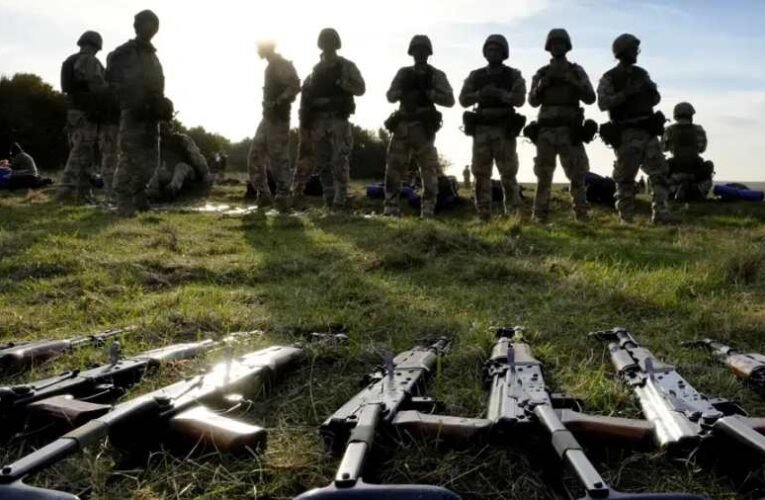 Orosz-fehérorosz összehangolt támadástól tart Kijev