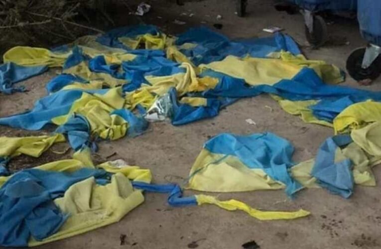 Ungváron letépett ukrán zászlókat találtak egy szeméttelep közelében