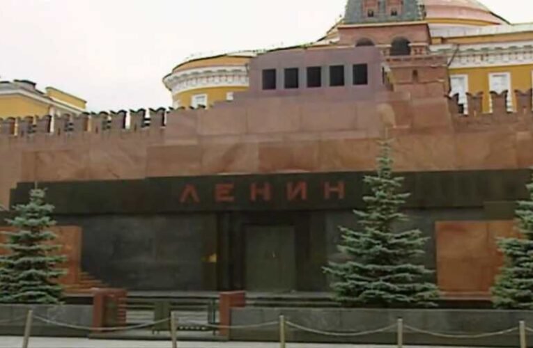 El akarta lopni Lenin holttestét egy részeg férfi