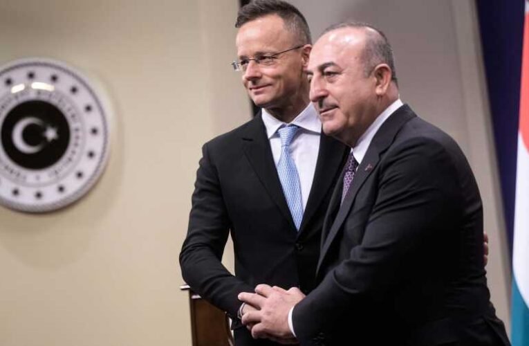 Szijjártó Péter: tíz tonnányi segélyszállítmány érkezett Magyarországról Törökországba