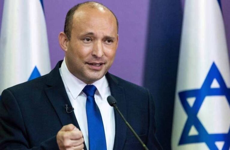 A volt izraeli kormányfő azt állítja, Putyin megígérte neki, hogy nem öli meg Zelenszkijt