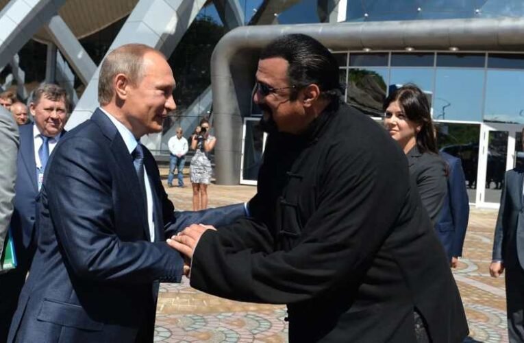 Steven Seagal szankcionálására szólították fel az Európai Uniót
