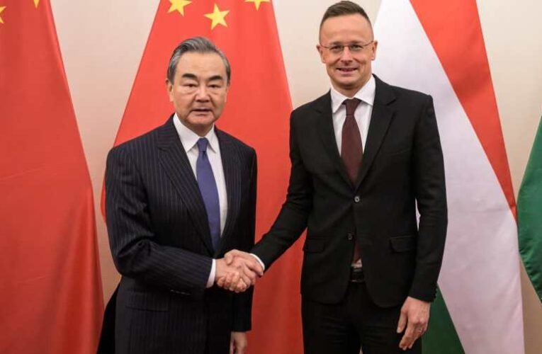 Szijjártó Péter telefonon tárgyalt Vang Ji kínai külügyminiszterrel