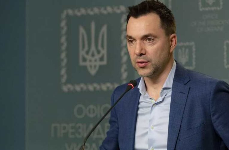 Aresztovics: Ukrajna halott, Kijev nem talál embereket, akik harcolnának érte