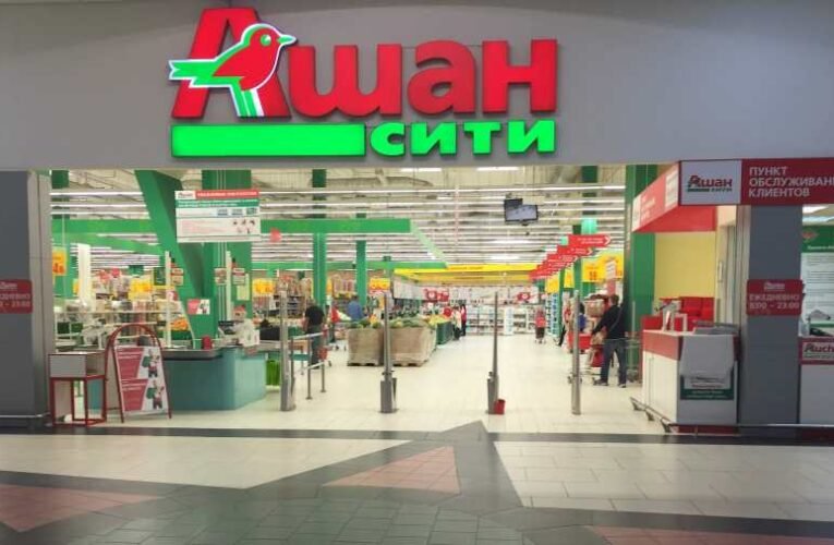 Kuleba őrjöng, amiért a francia Auchan áruházlánc nem vonult ki Oroszországból