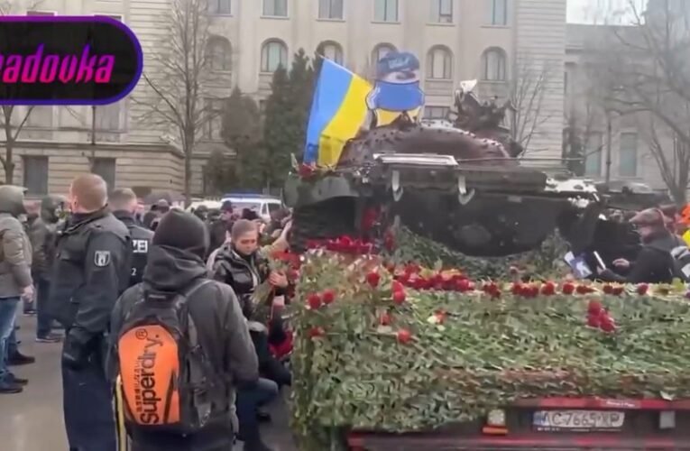 Ukrán performansz Berlinben: egy kilőtt orosz tankot raktak ki az orosz nagykövetség elé – meglepődtek, mi történt utána
