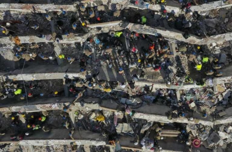 Eddig három túlélőt menekített ki a Magyar Református Szeretetszolgálat mentőcsoportja