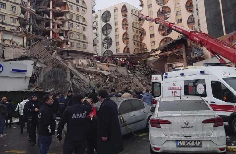 Szijjártó Péter: Magyarország felajánlotta segítségét a törökországi földrengés utáni mentésben