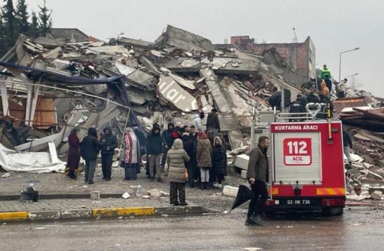 Erdogan: Több mint 900-an vesztették életüket a törökországi földrengésben – további videók