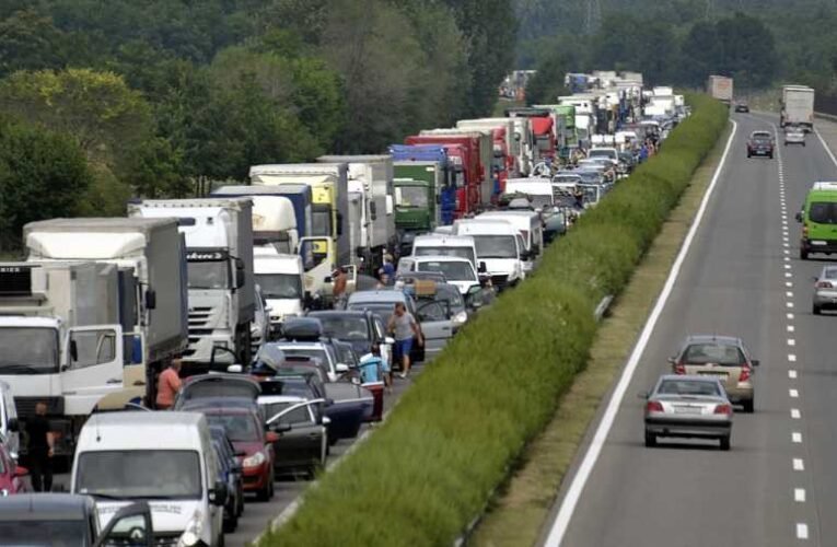 Egy sztrádára berohanóférfi miatt karamboloztak autók az M5-ösön