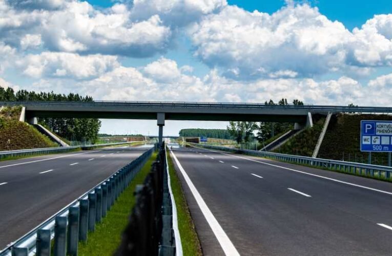 Gazdaság-közlekedés-útdíj Mától már csak az új éves autópálya-matricák érvényesek