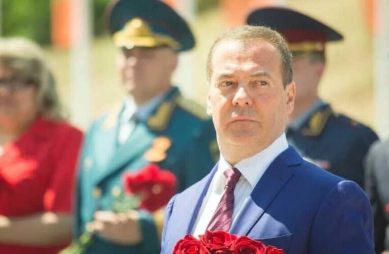 Medvegyev: Oroszország növelte fegyvergyártását és tanulmányozta az ellenség fegyvereit is