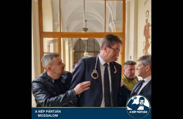 Peti a nép pártján, bilincset akasztott Völner Pál nyakába: „Ez az ön ékszere, a magyar nép küldi”