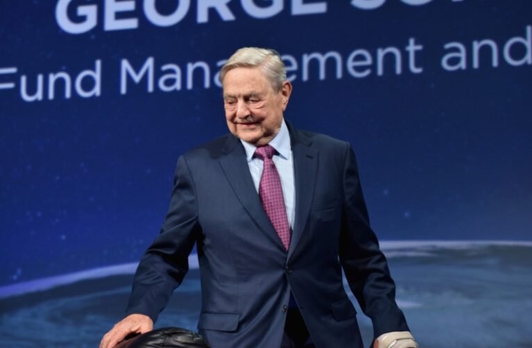 Az ember a függöny mögött: Egy jelentés arról, hogyan korrumpálta meg a médiát Soros György propagandagépezete